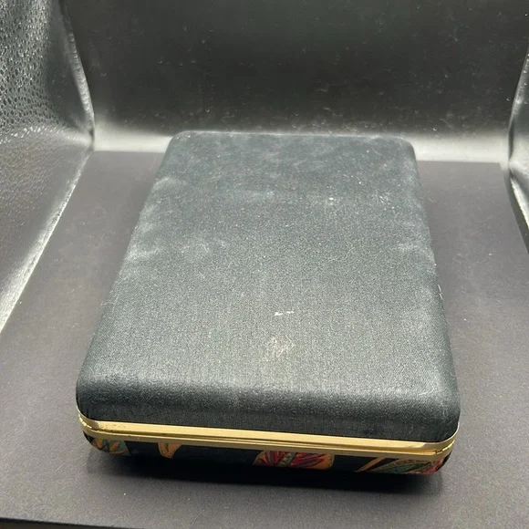 Vintage jewelry box with jewelry selection. Earring, necklaces, ring, etc. - Picture 15 of 16